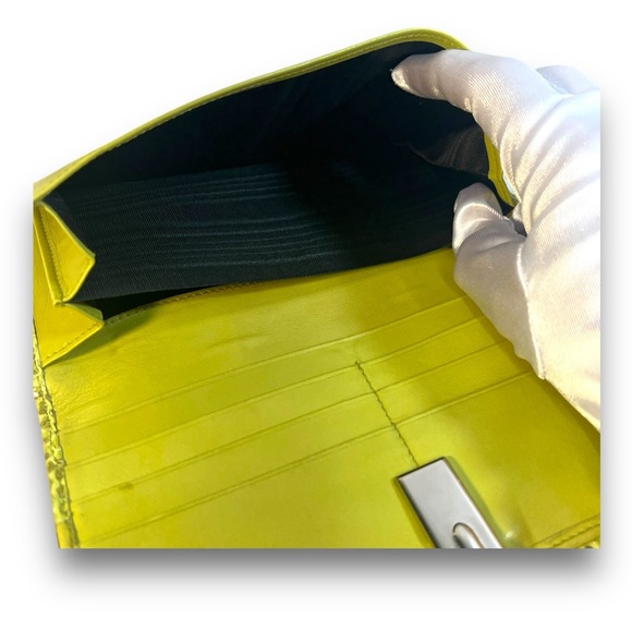 DOLCE & GABBANA🎈SALE Lime Green Genuine Reptile Wallet Silver Tone Logo Closure - Picture 9 of 17